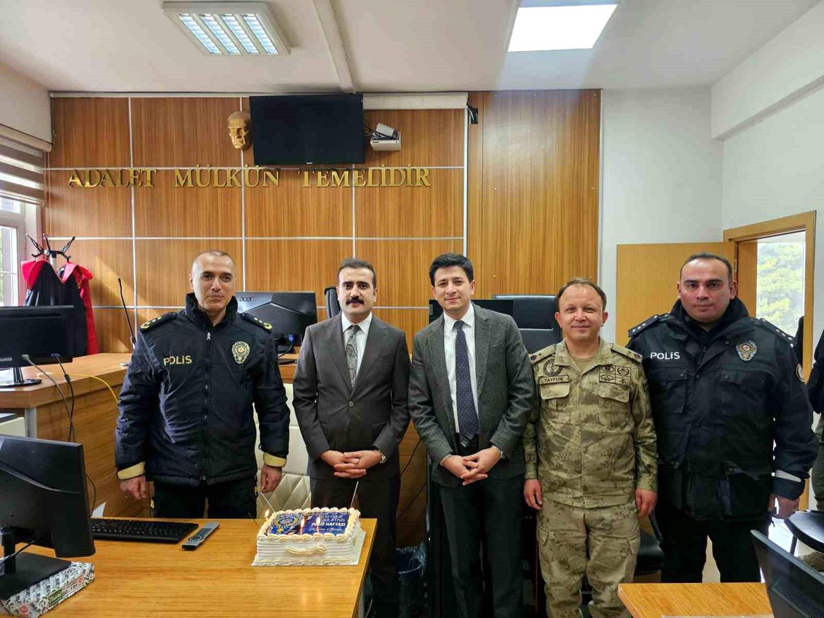 Tatvan Adliyesi'nde polislere sürpriz kutlama