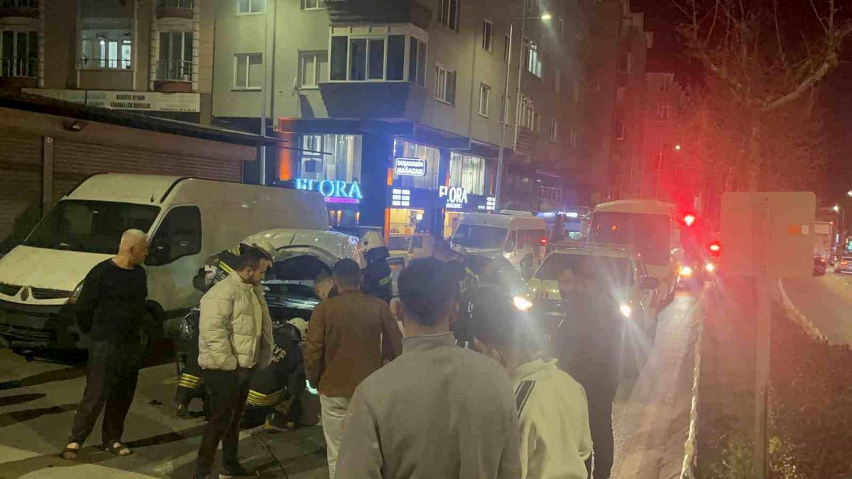 Tekirdağ'da alkollü sürücü işçi servisine çarptı, ardından minibüs şoförüne tehditler savurdu