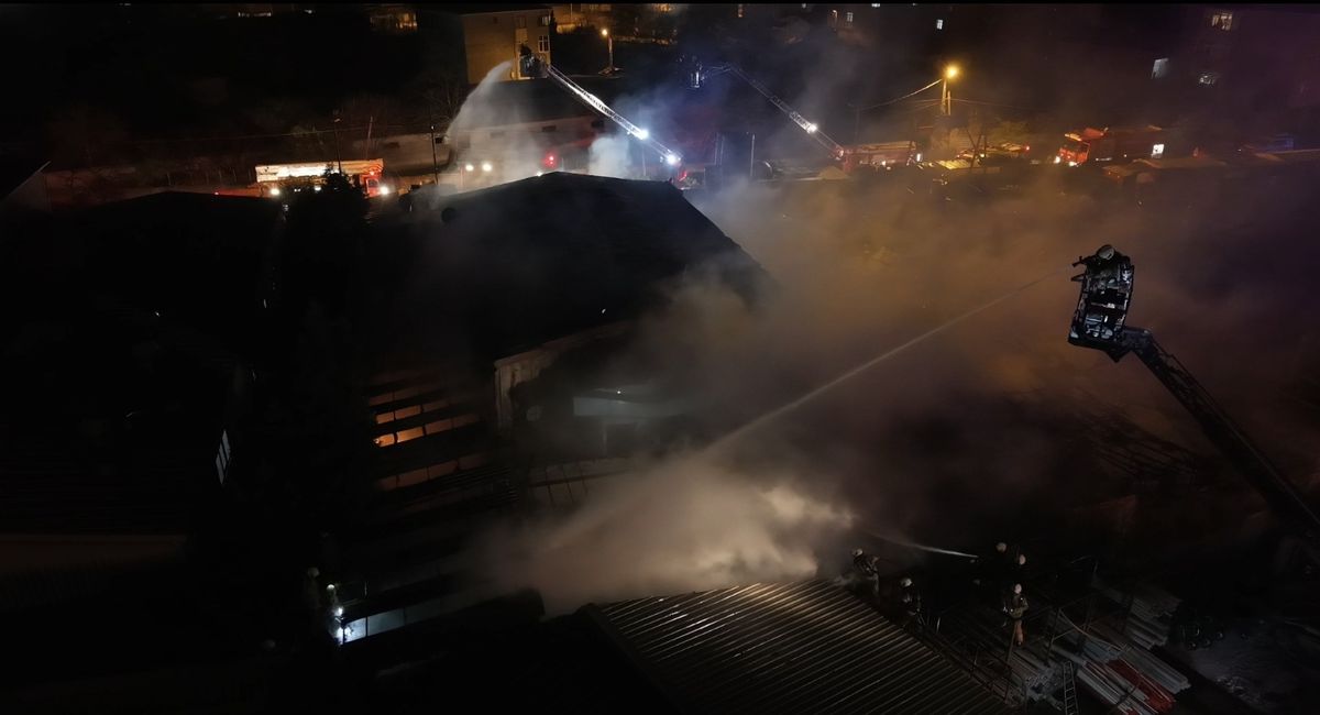 Tuzla'da Kumaş Fabrikasında Yangın