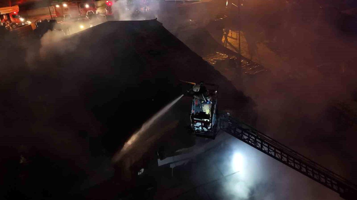 Tuzla'da polyester fabrikasında yangın: Ekipler seferber oldu