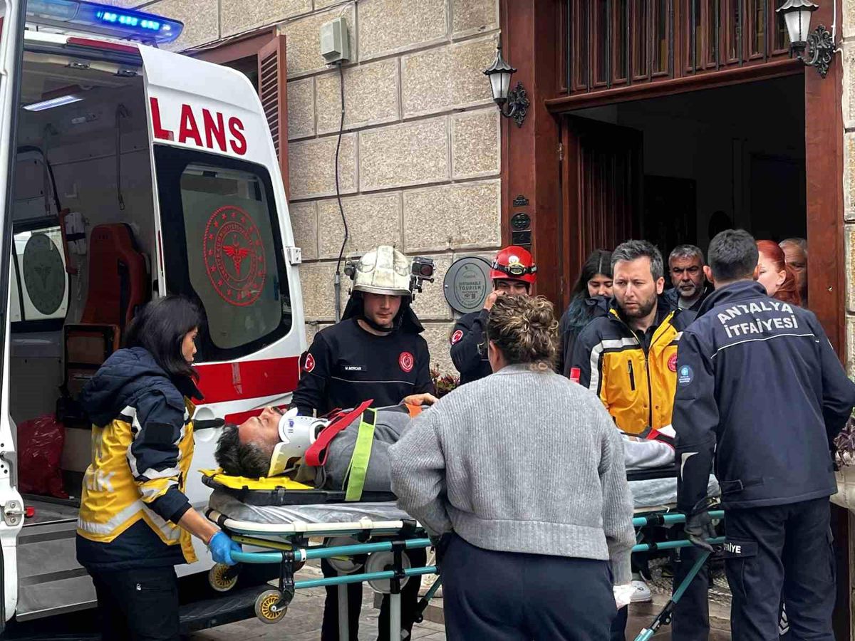 Antalya'da depoya inmek isterken düşen genç yaralandı