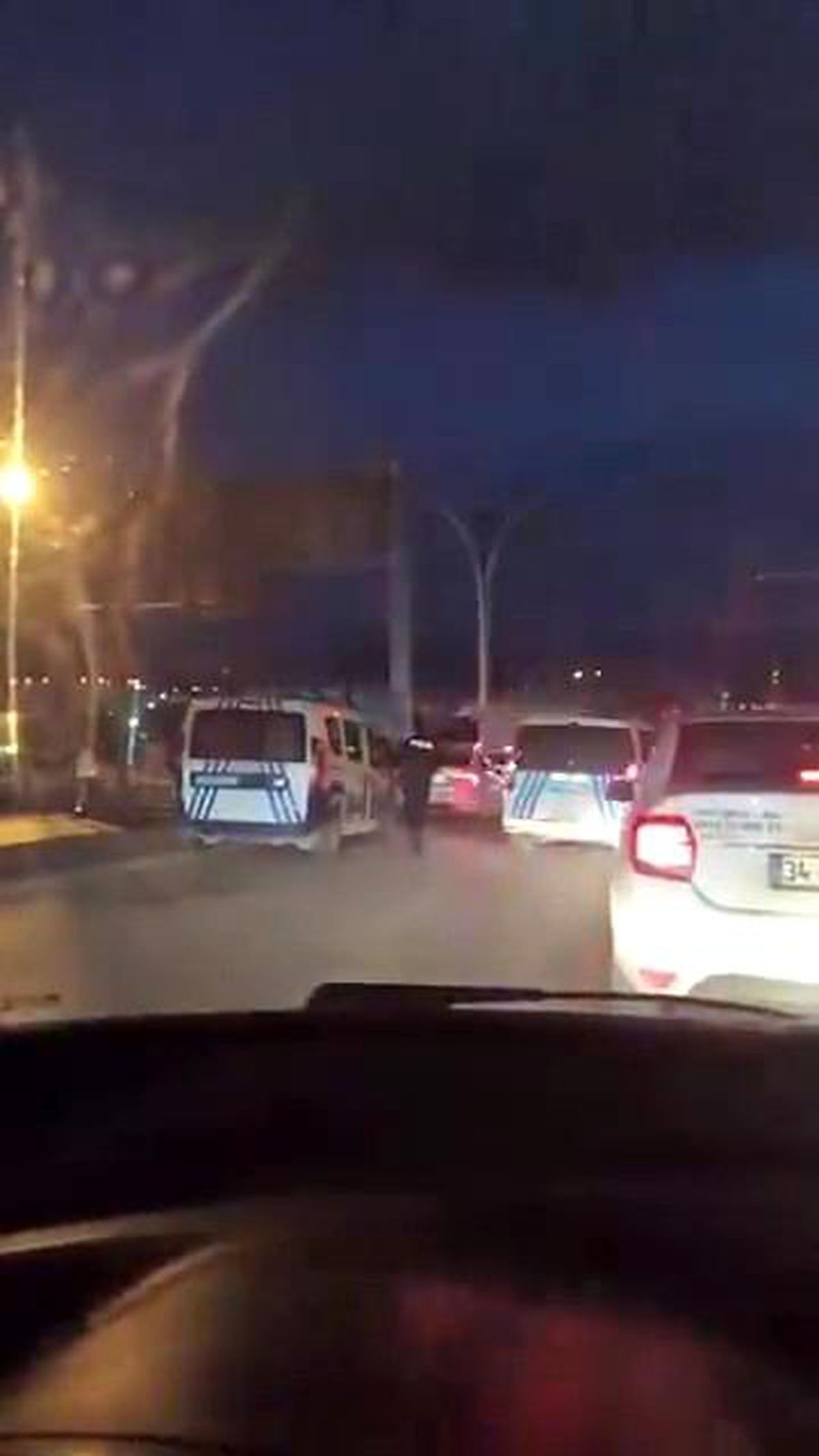 Babası kızmasın diye uygulamadan kaçtı, polisin üzerine araç süren genç kovalamacayla yakalandı