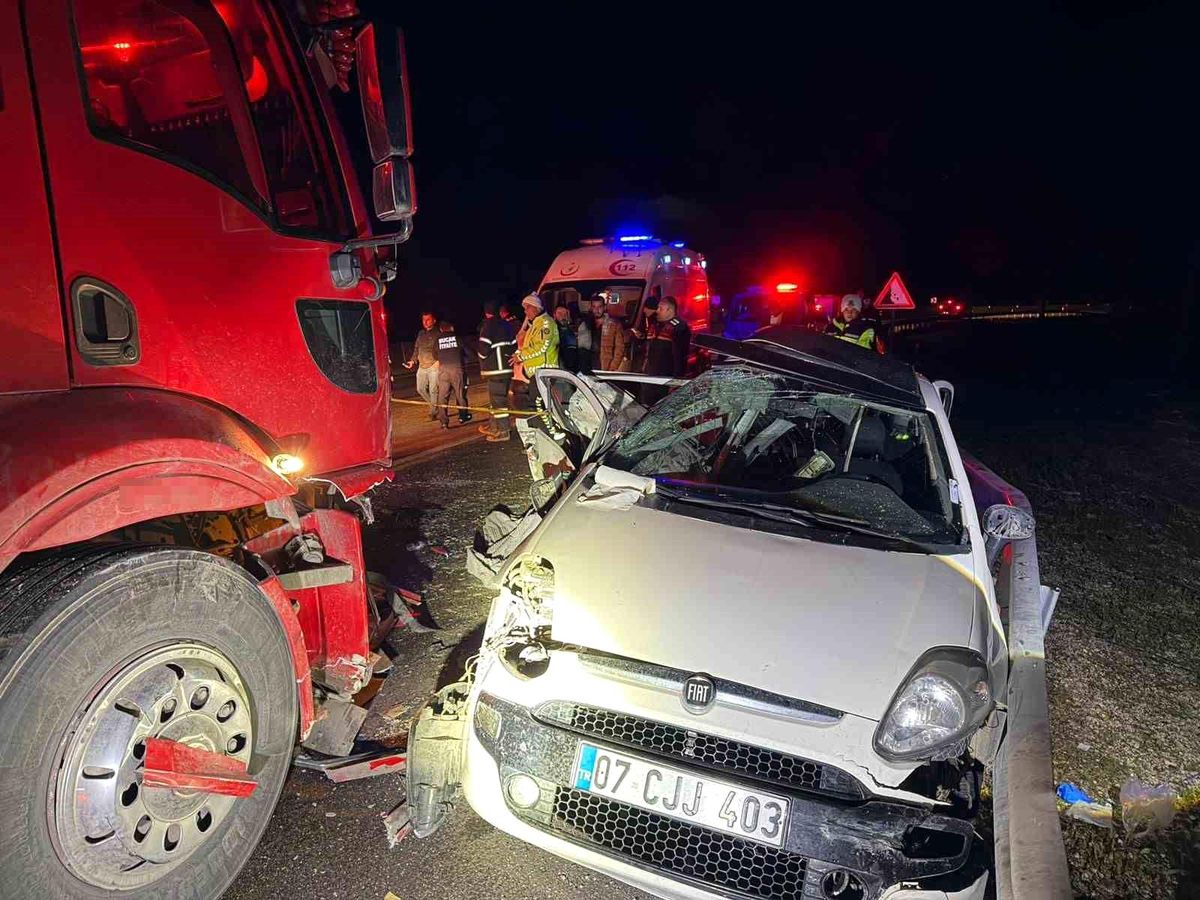 Burdur'da anneyi çocuklarından ayıran feci kaza: 1 ölü, 4 yaralı