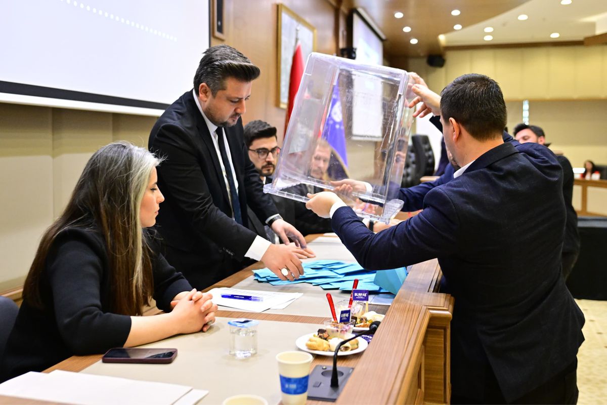 Bursa Büyükşehir Belediyesi AK Parti'ye geçti! Başkanvekili Şahin Biba oldu