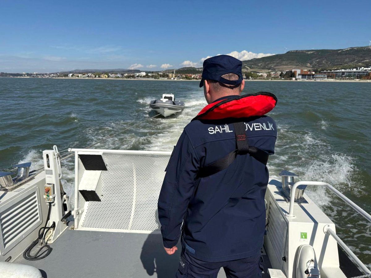 Çanakkale'de sürüklenen bottaki 3 kişi kurtarıldı