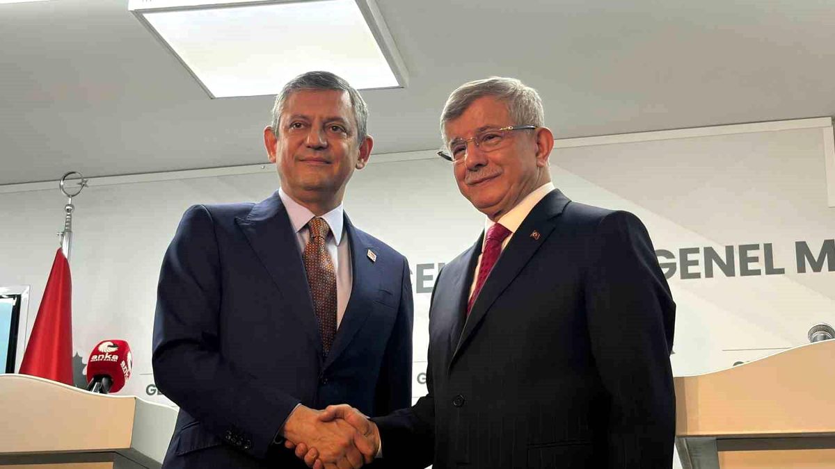 CHP Genel Başkanı Özel: "Türkiye'de Davutoğlu'nun Başbakanlığı döneminde çok kritik bir süreç yaşandı"