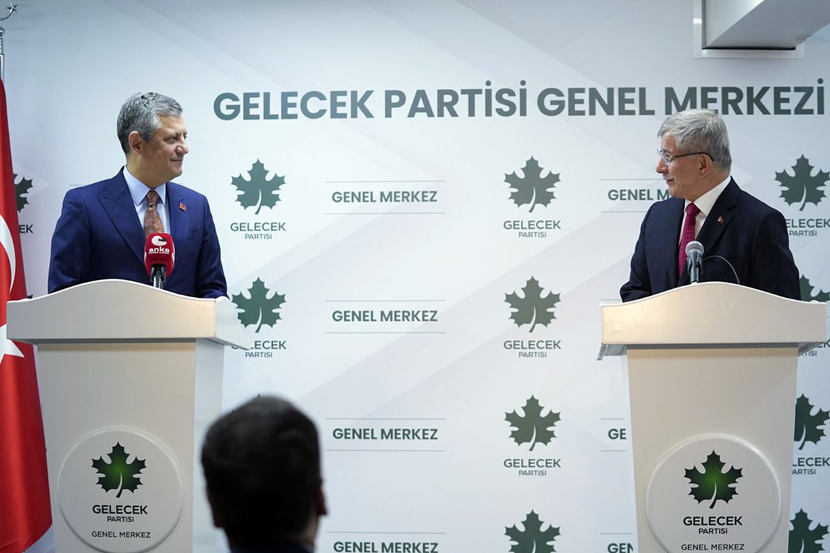 Davutoğlu'ndan Özgür Özel'le ilgili dikkat çeken sözler: Namazdan çıkıp telefona bakıyorum...