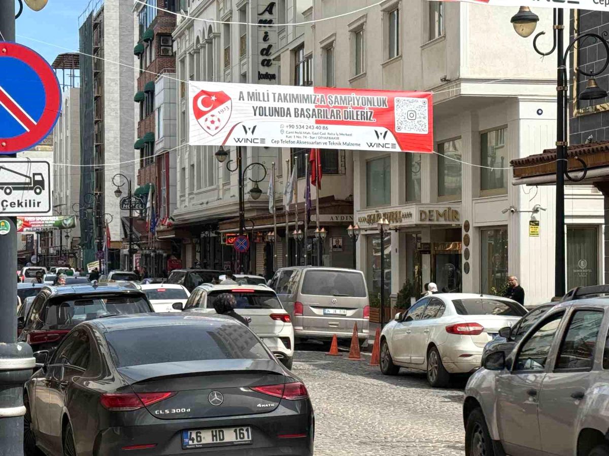 Diyarbakır'da esnaftan A Milli Futbol Takıma destek