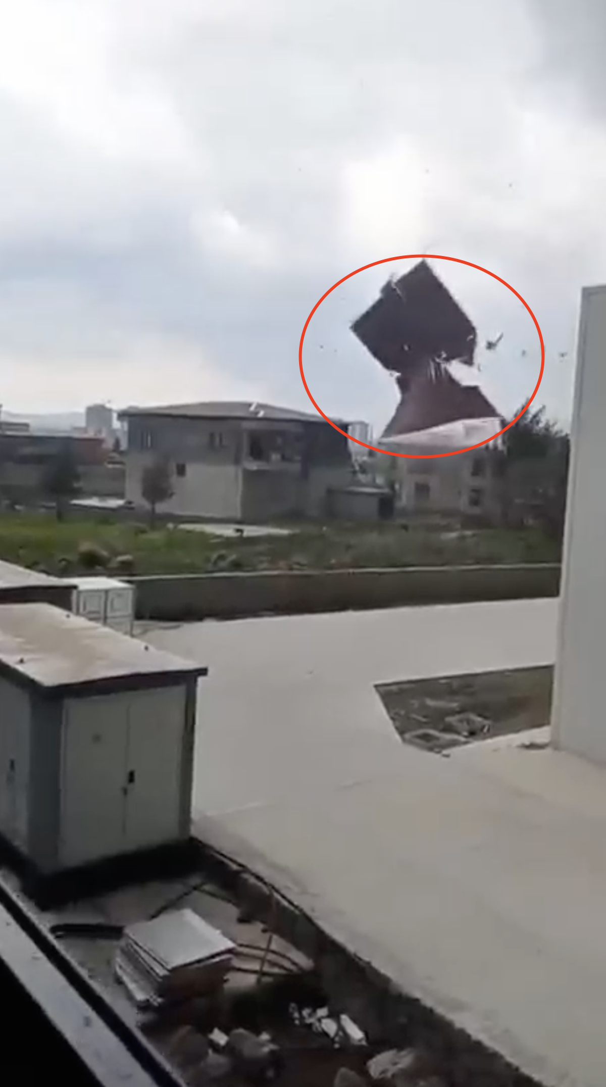 Kuvvetli rüzgar evin çatısını uçurdu; o anlar kamerada