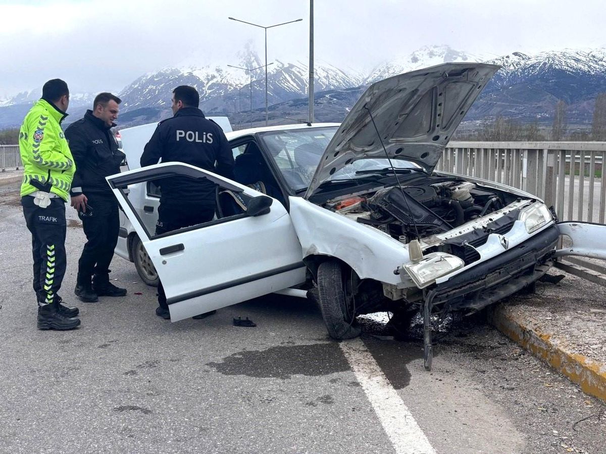 Erzincan'da trafik kazası: 2 yaralı