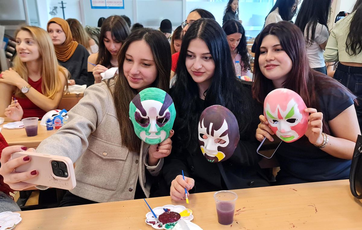 İstanbul'da Üniversite Öğrencileri, Pekin Operası'nın Gizemli Dünyasını Bizzat Deneyimledi