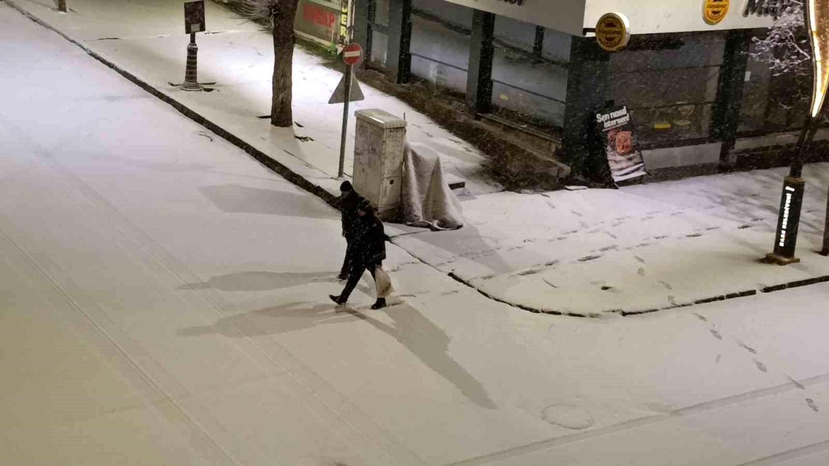Kars'ta Nisan sürprizi: Şehir merkezi 5 dakikada beyaza büründü