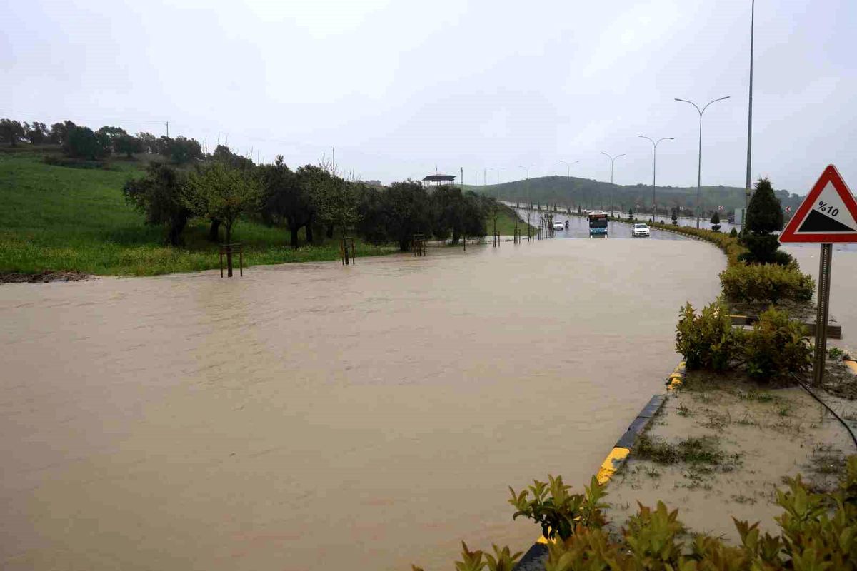 Kuvvetli yağışın etkili olduğu Antakya'da eğitime 1 gün ara verildi