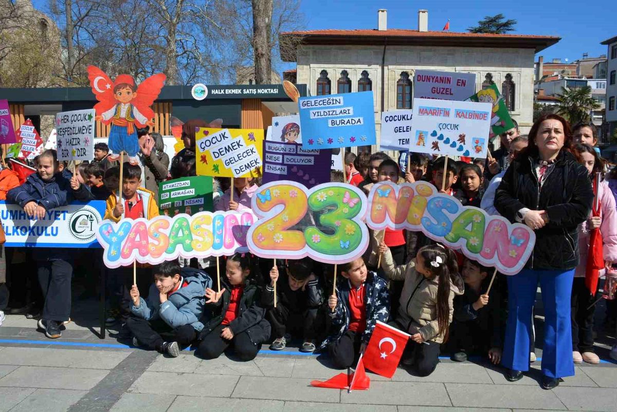 "Maarifin Kalbinde Çocuk" kortej yürüyüşü