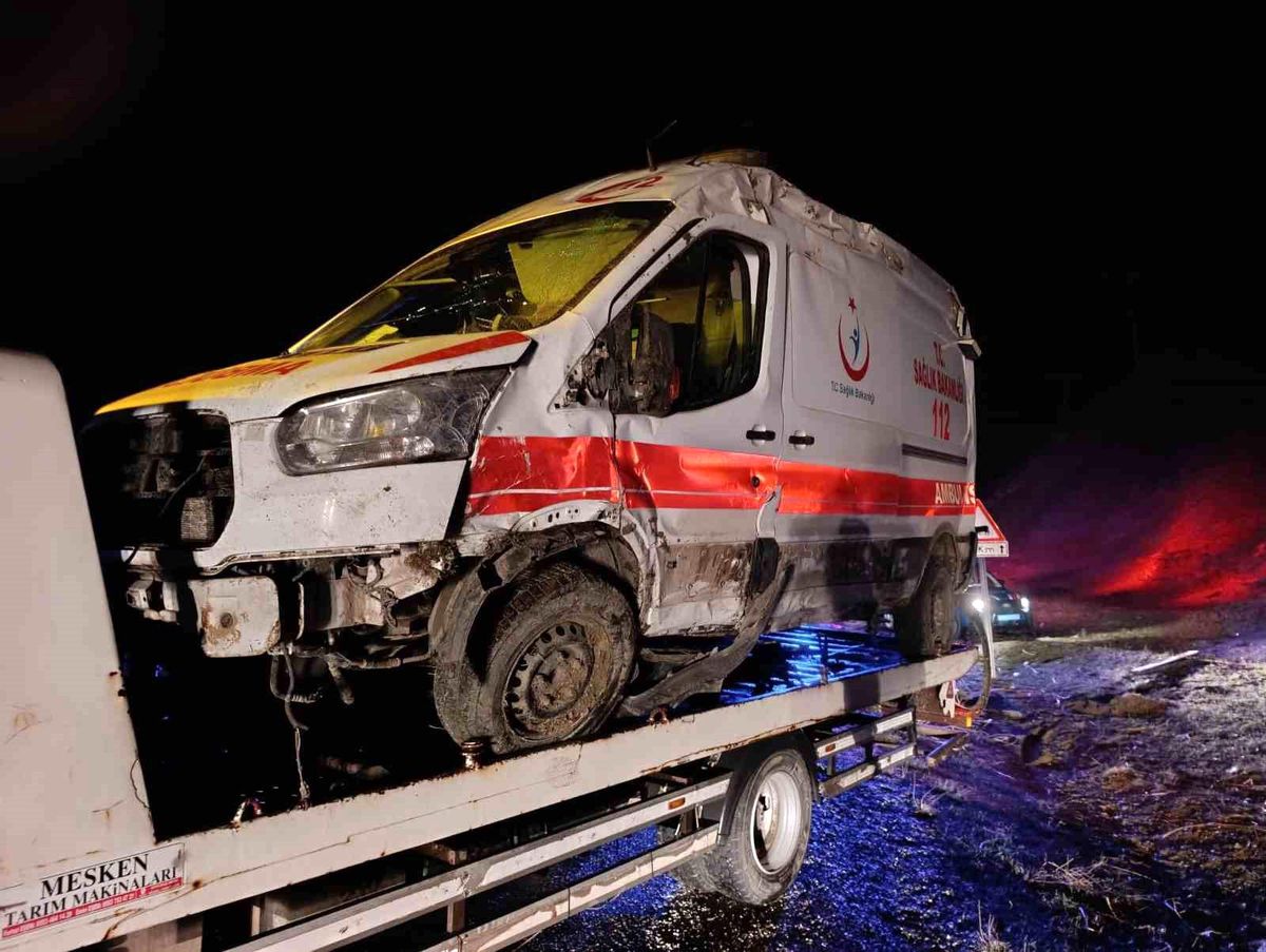 Muş'ta ambulansı devrildi: 5 yaralı