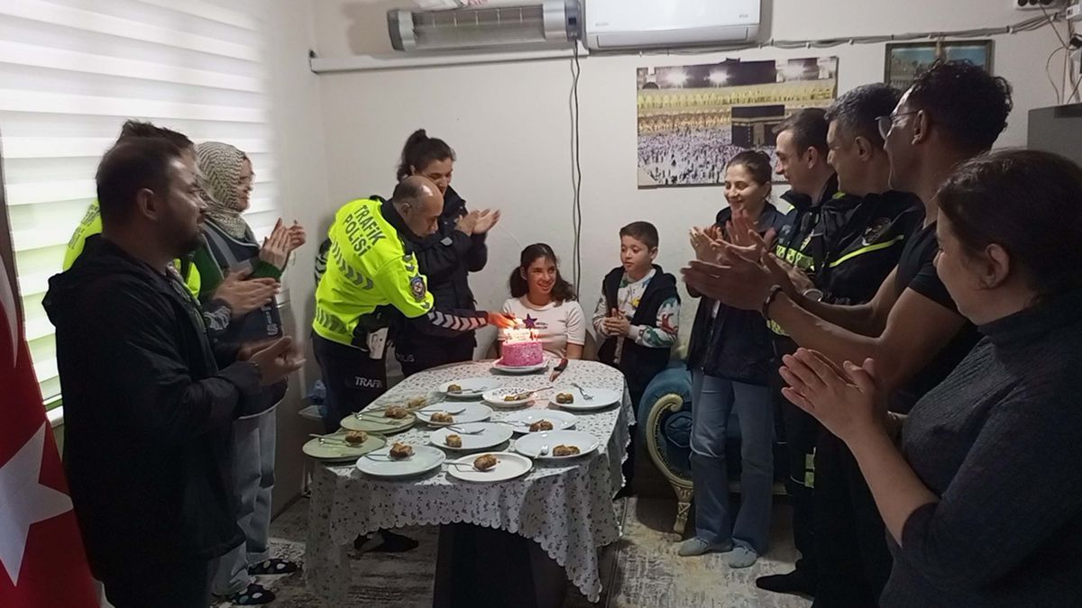 Zihinsel Engelli Genç Kızın Doğum Günü Polisler Tarafından Kutlandı