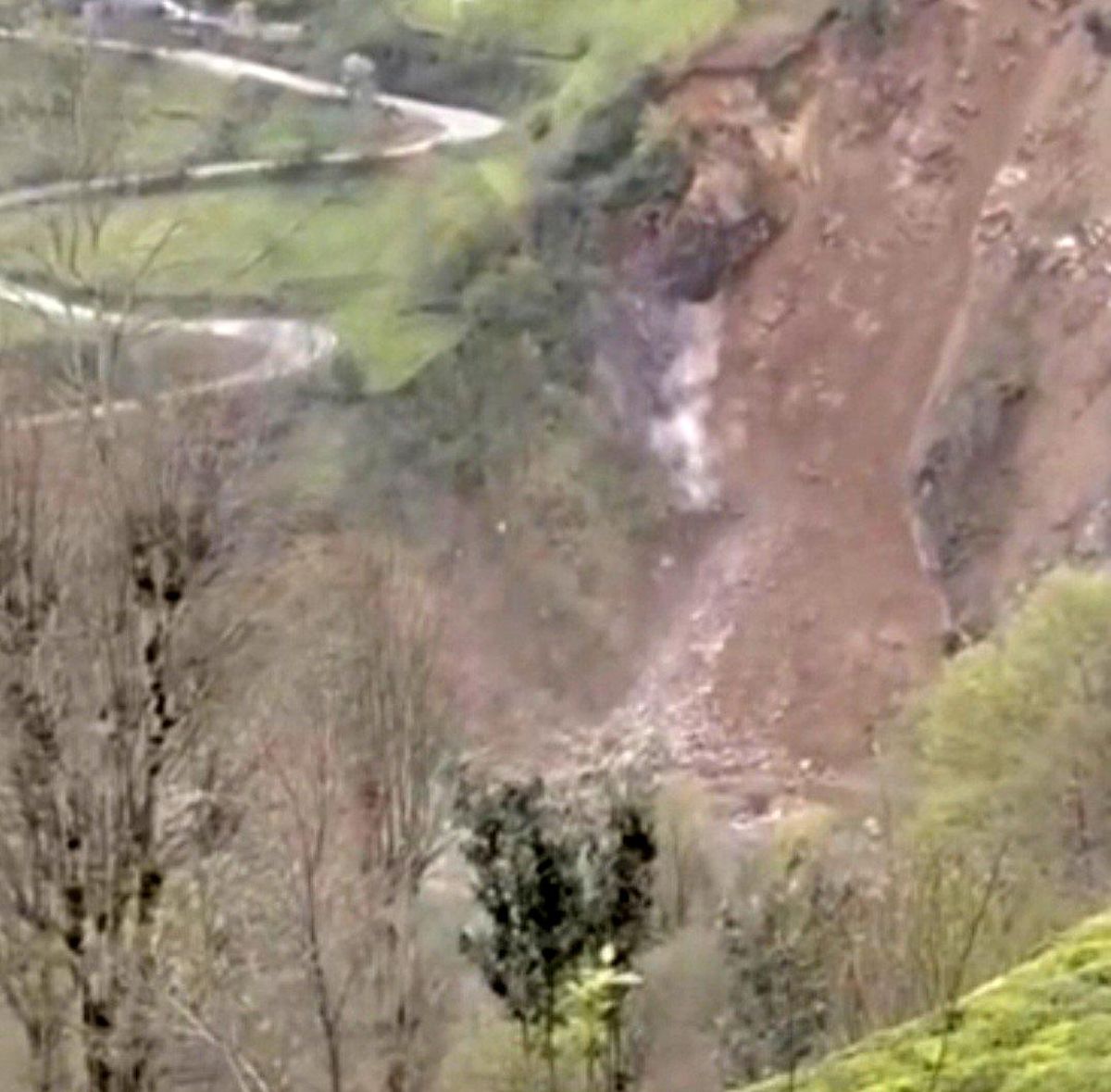 Rize'de yamaçtan düşen kaya saniye saniye kameraya yansıdı