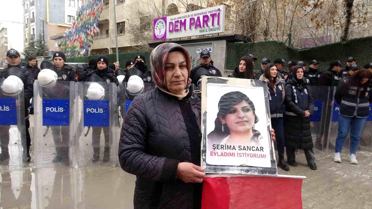 Vanlı Anne: "Bu bayrak için ölün"