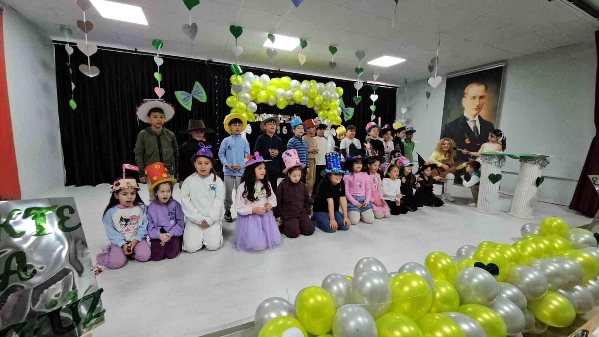 Zonguldak'ta miniklerden renkli mesaj, şapkalarıyla empati vurgusu yaptılar