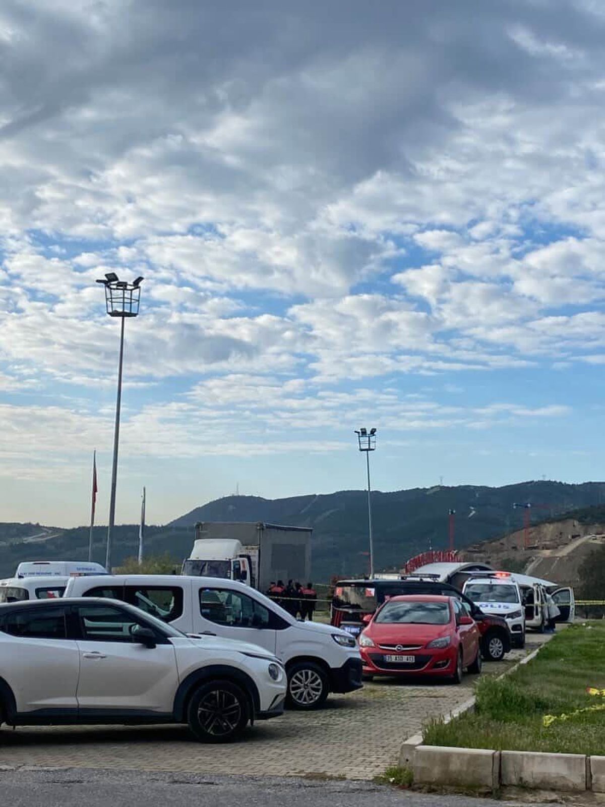 İzmir'de araçta kadını silahla öldüren şüpheli intihar girişiminde bulundu