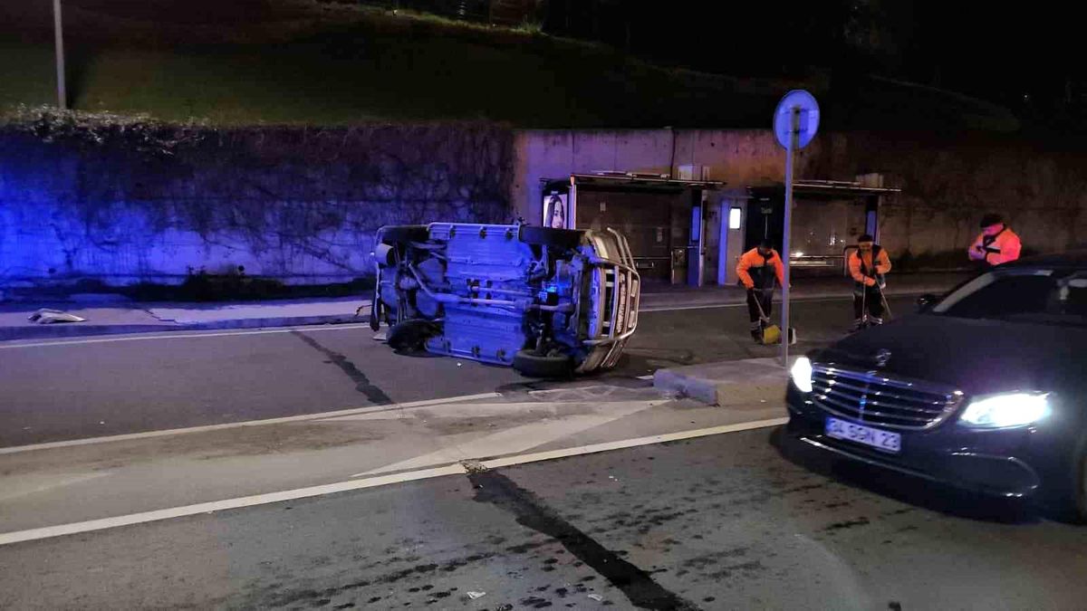 Kağıthane'de alkollü sürücü viyadükte kazaya neden oldu: Cip yan yattı