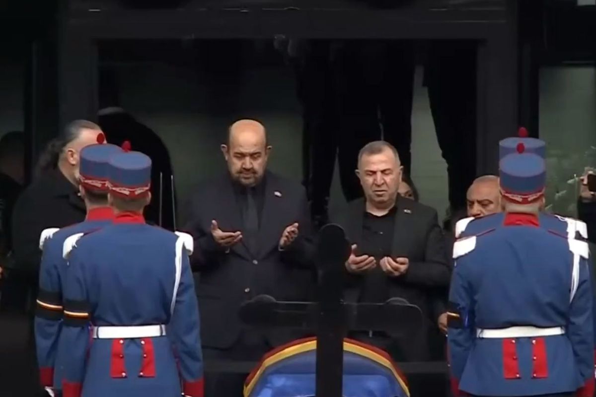 Lucescu’nun cenazesine katılan Türk taraftarlar Fatiha okudu