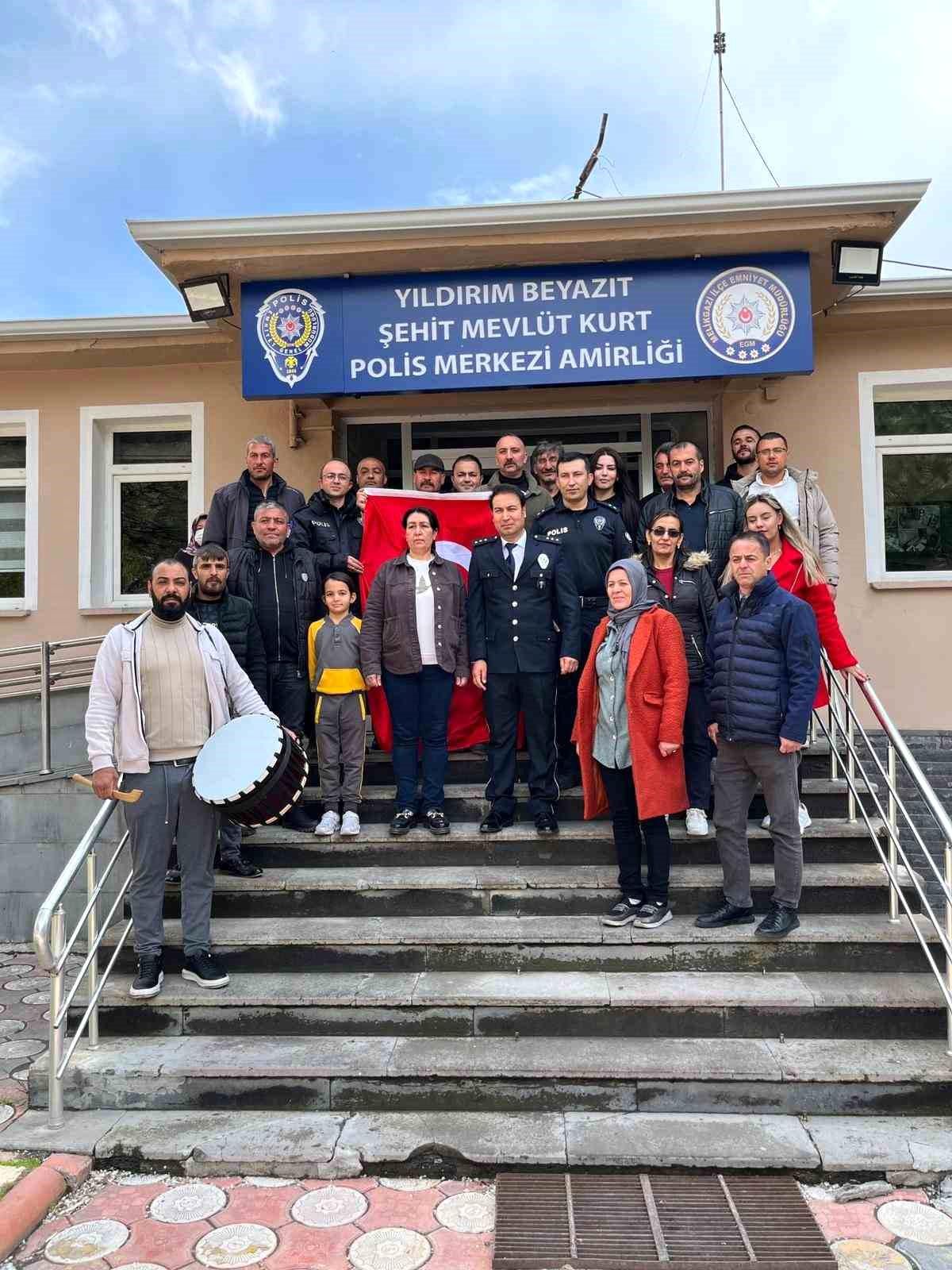 Mahalle sakinlerinden polislere sürpriz kutlama