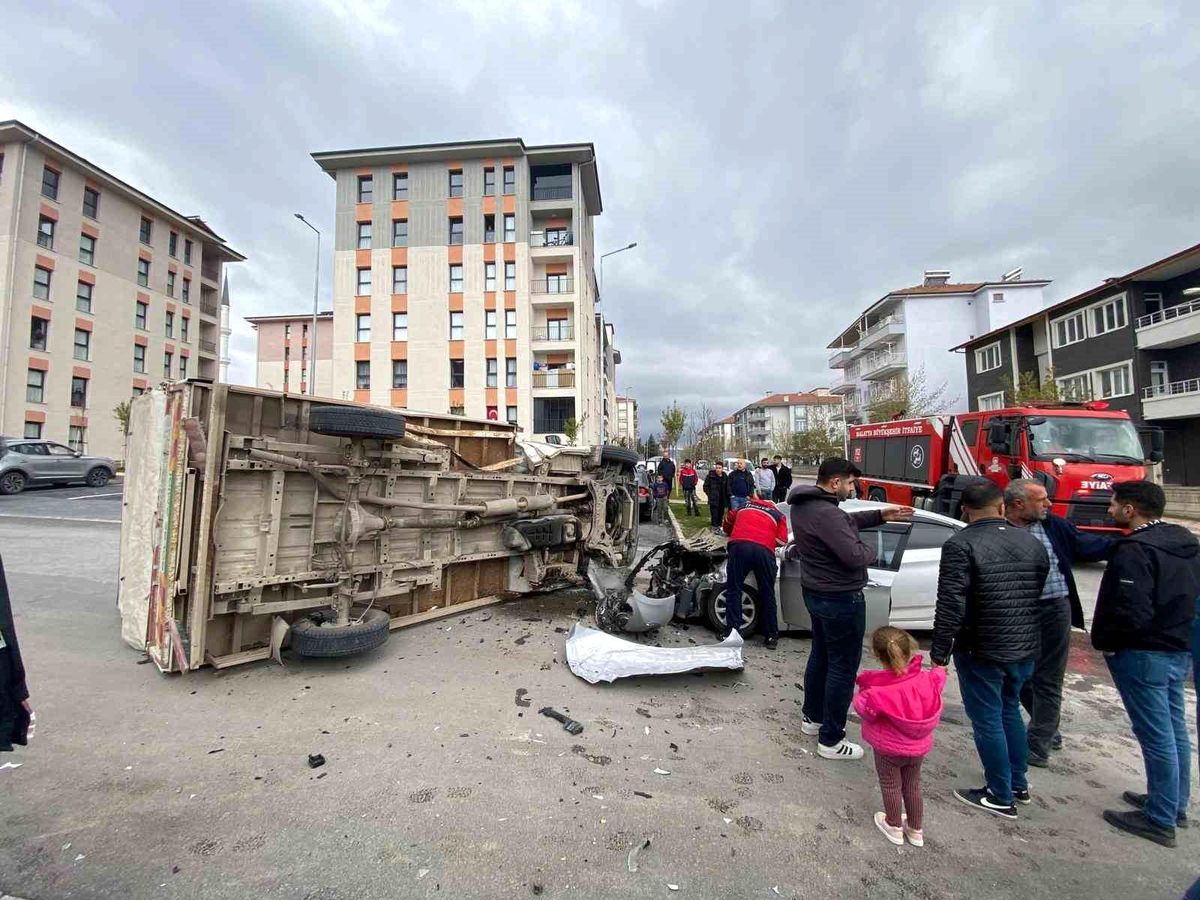 Malatya'da kamyonet ile otomobil çarpıştı: 2 yaralı