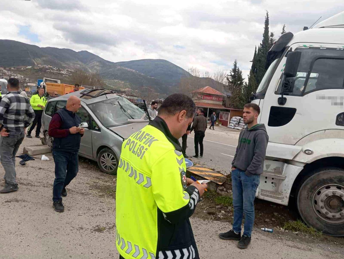Osmaniye'de tır ile hafif ticari araç çarpıştı: 1 yaralı
