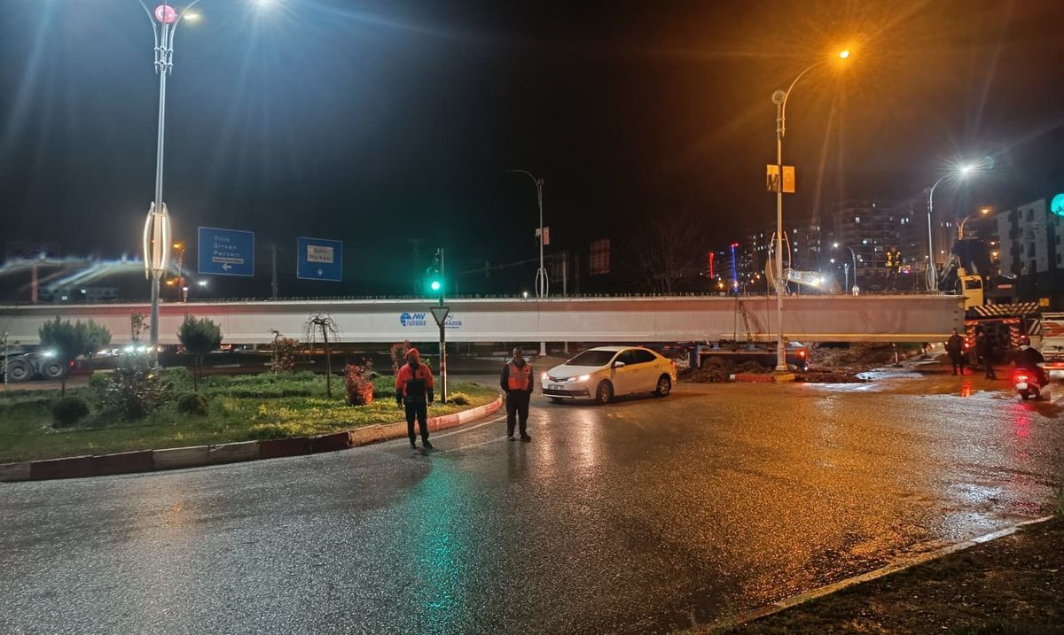 Siirt'te dev köprü kirişi kavşakta takılı kaldı