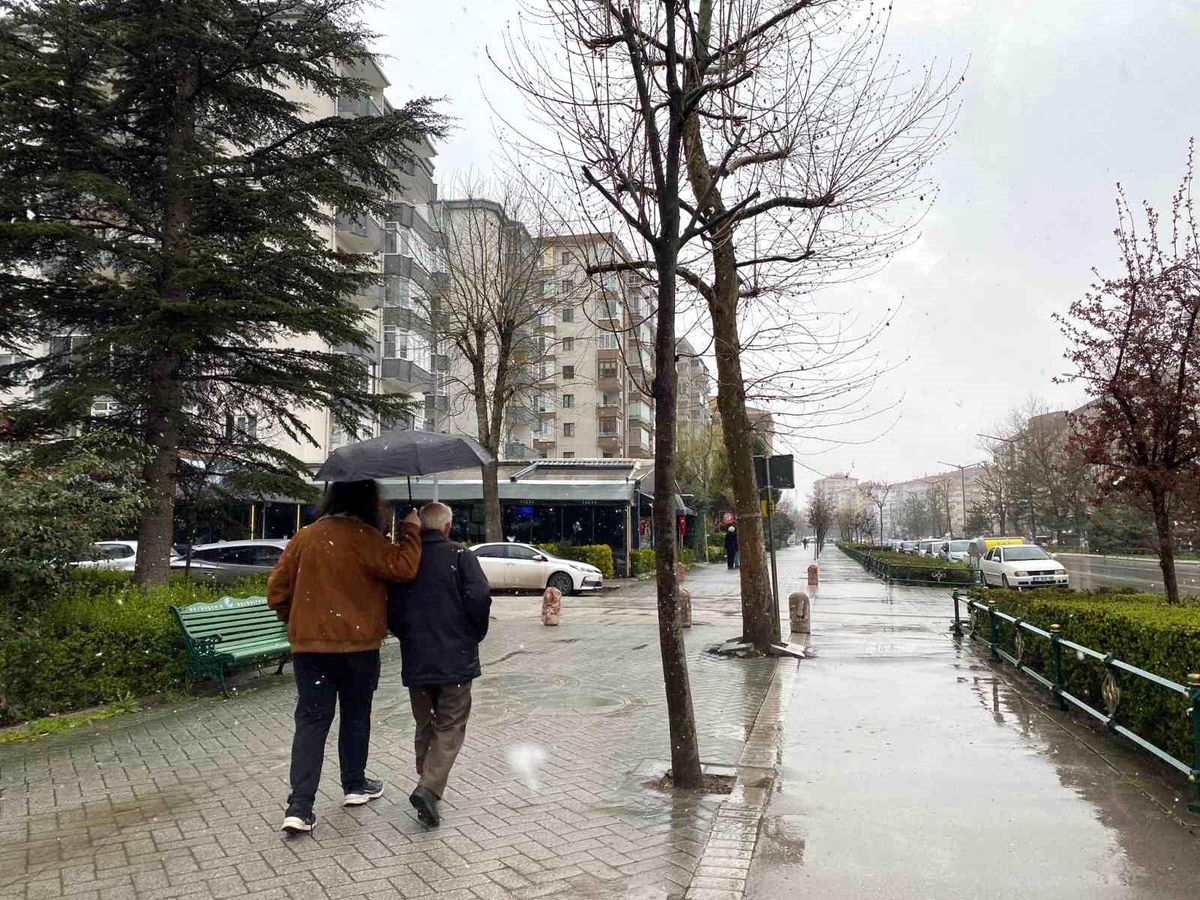 Vatandaşlar karla karışı yağmura hazırlıksız yakalandı