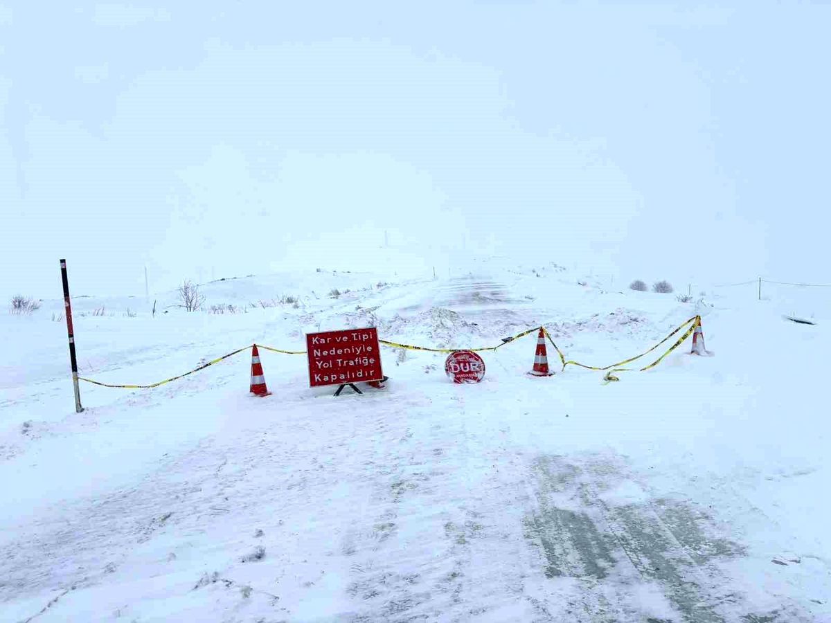 Ardahan-Ardanuç kara yolu kar ve tipi nedeniyle ulaşıma kapatıldı