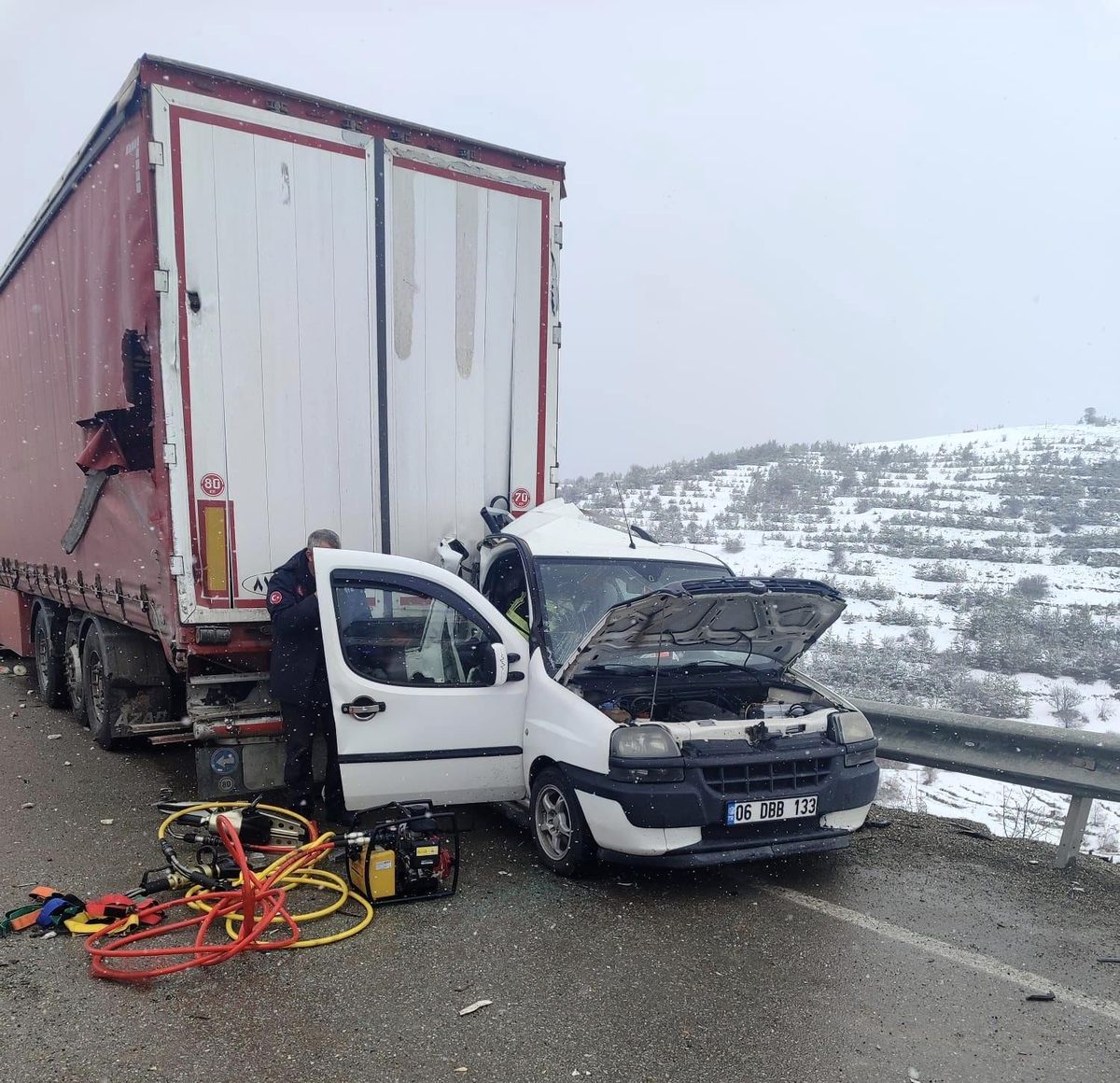 Aşkale yolunda feci kaza: Hafif Ticari araç, Tır'a arkadan çarptı, 2 ölü 3 yaralı