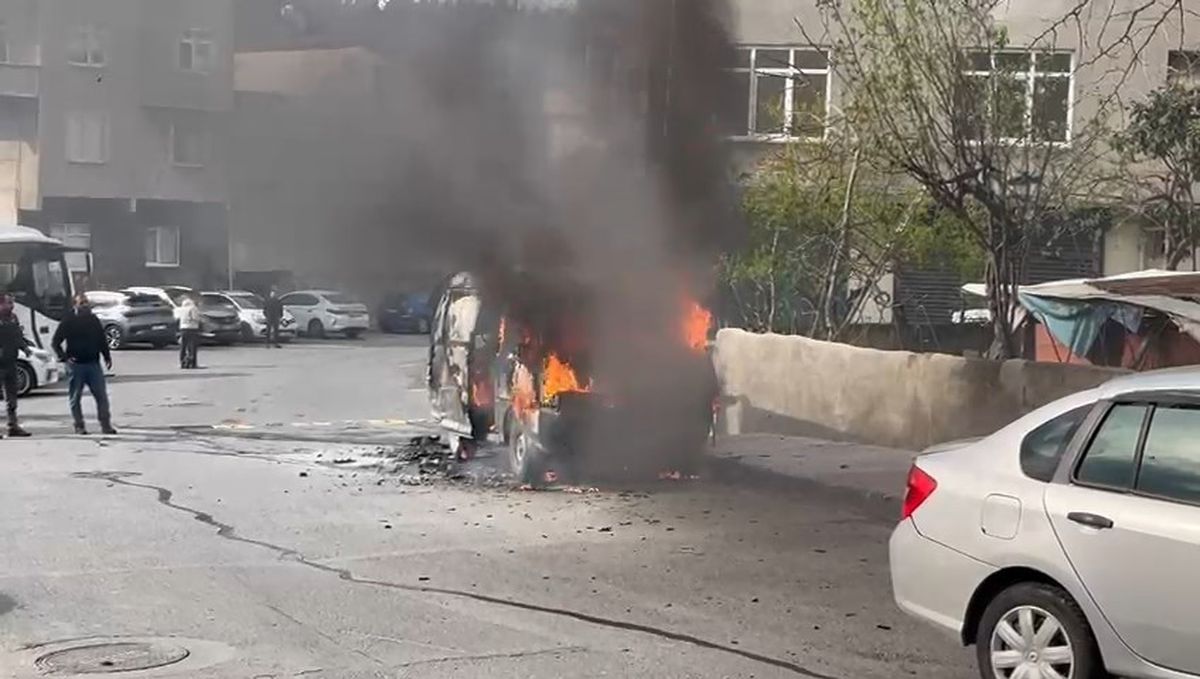 Ataşehir'de Park Halindeki Araç Alev Aldı