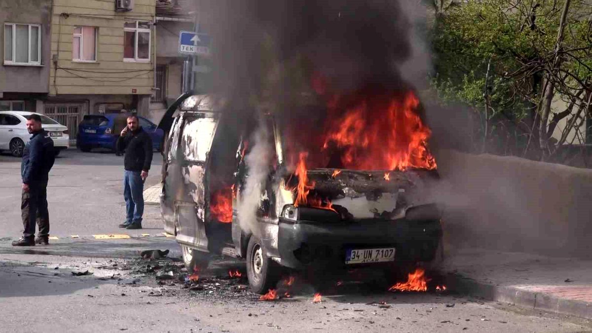 Ataşehir'de minibüs alev alev yandı