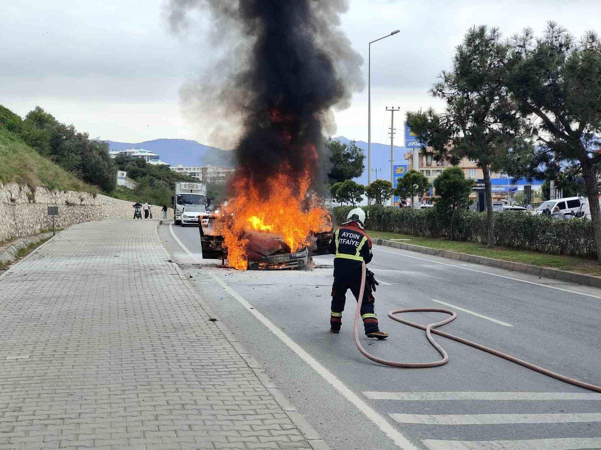 Aynı noktada 2 araç alevlere teslim oldu