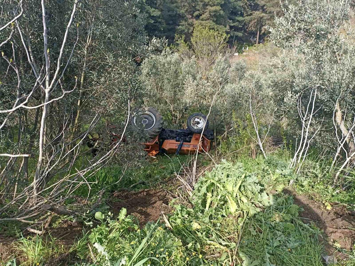 Balıkesir'de traktör şarampole uçtu; 2 yaralı