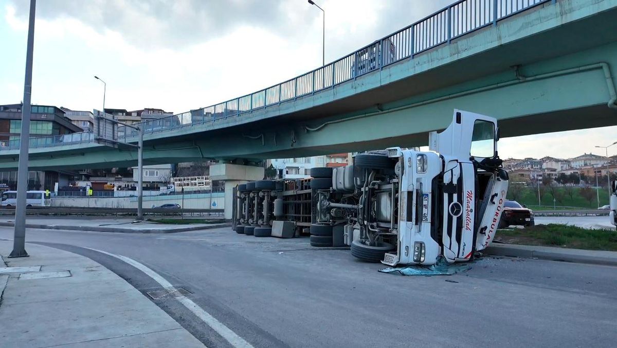 Beylikdüzü'nde virajı alamayan TIR devrildi