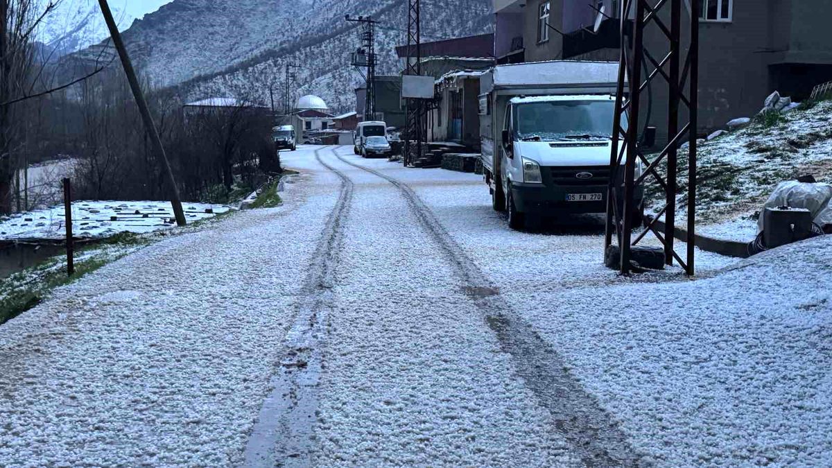 Beytüşşebap'ta dolu yağışı her yeri beyaza bürüdü