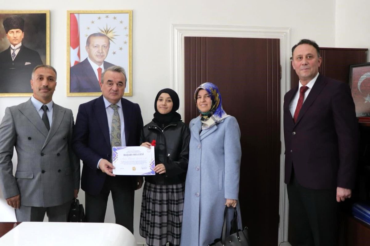 Bölge birincisi öğrenciye Kaymakam Öztürk'ten tebrik