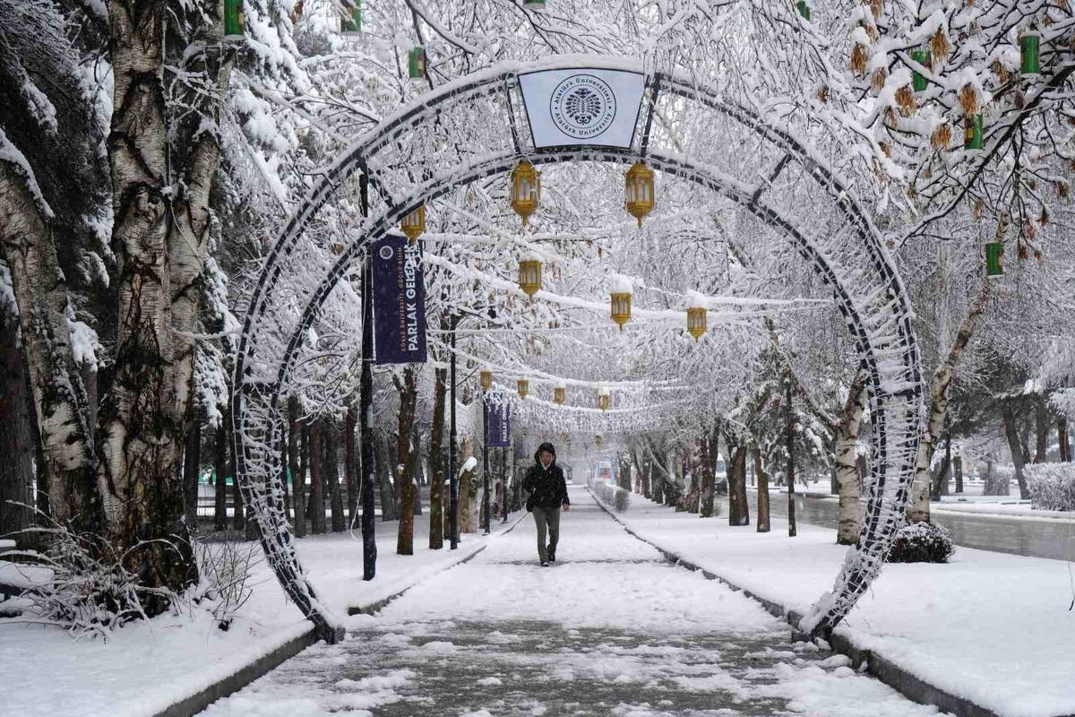 Erzurum'da kar kenti yeniden beyaza bürüdü