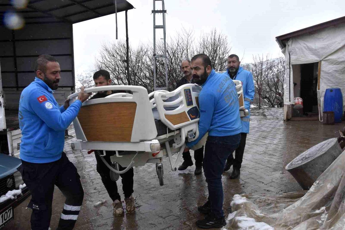 Evde bakım hastasına ortopedik yatak hediyesi