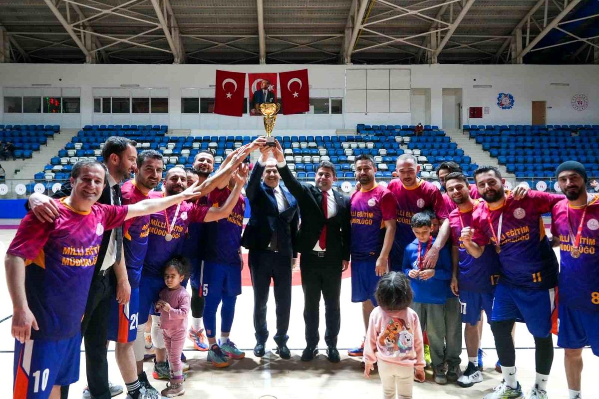 Hakkari şampiyonluk kupası Milli Eğitim Müdürlüğü'nün