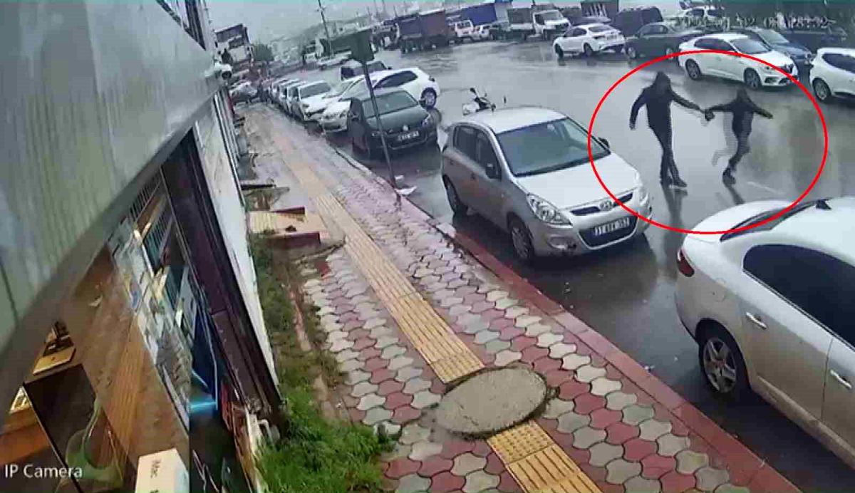 İçi para dolu çantayı sinsice kendine yaklaşan kapkaççıya kaptırmayan kuyumcu, çantasına göz diken şahsı y...