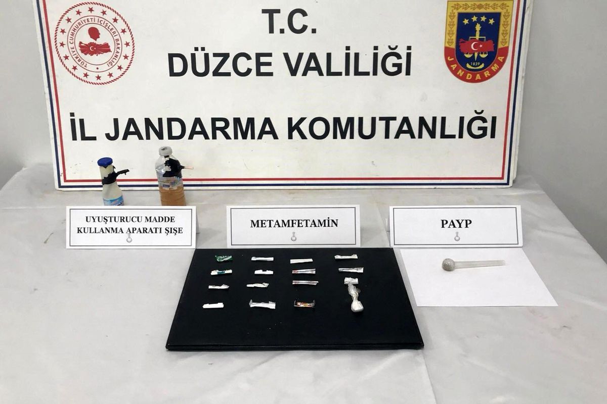 İstanbul'dan aldığı uyuşturucu maddeleri Düzce'de satacağı öğrenilen şahıs yakalandı