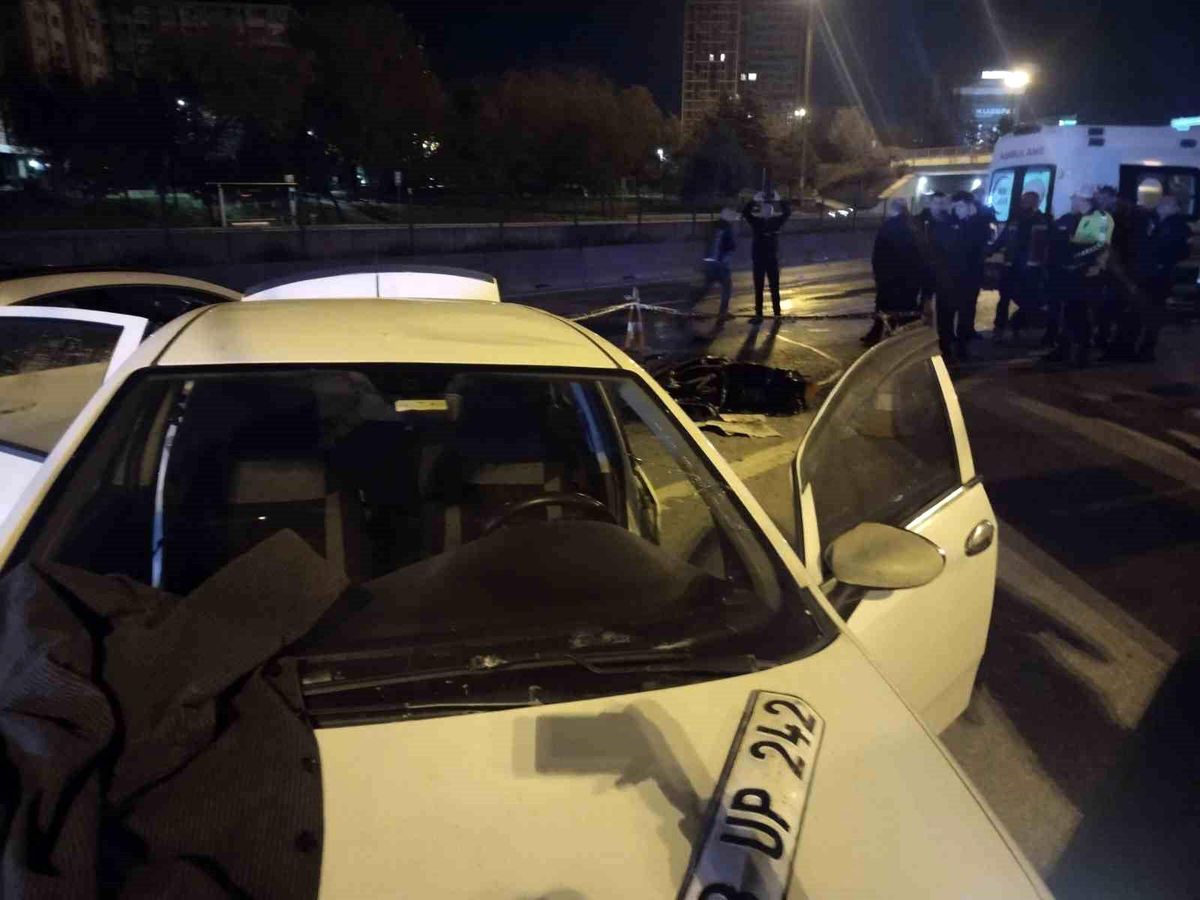 Kadıköy'de emniyet şeridindeki sürücüye otomobil çarptı: 1 ölü