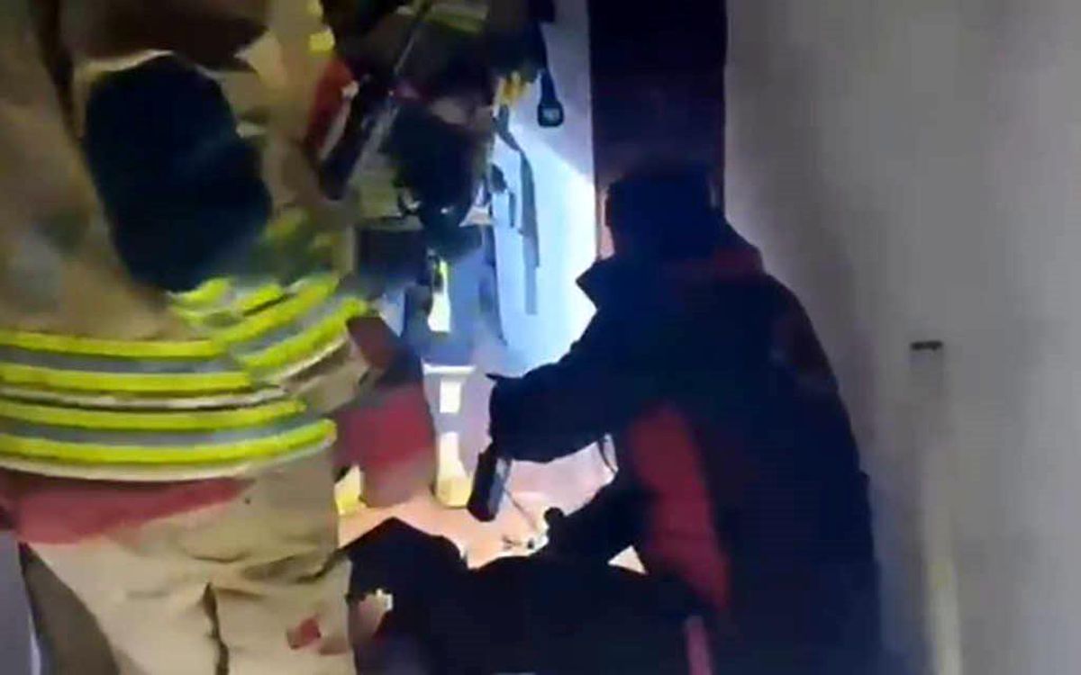 Kahramanmaraş'ta çıkan yangında evde mahsur kalan vatandaşı itfaiye kurtardı