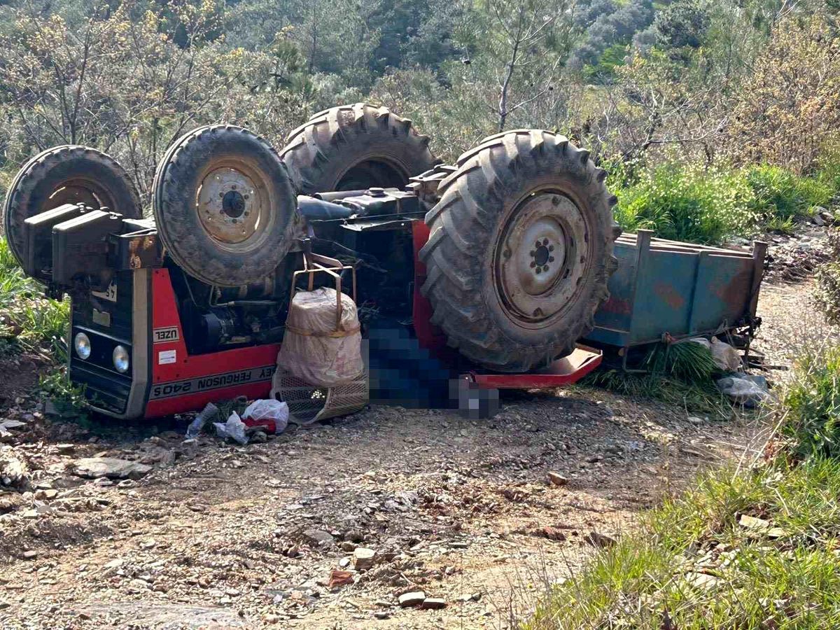 Manisa'da traktör devrildi: 3 ölü