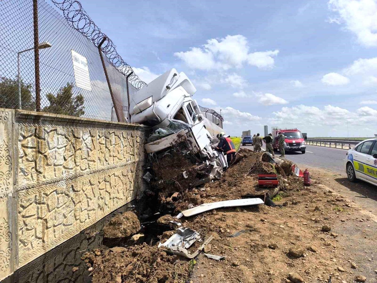 Mardin'de kontrolden çıkan yakıt tankerinin sürücüsü yaralandı