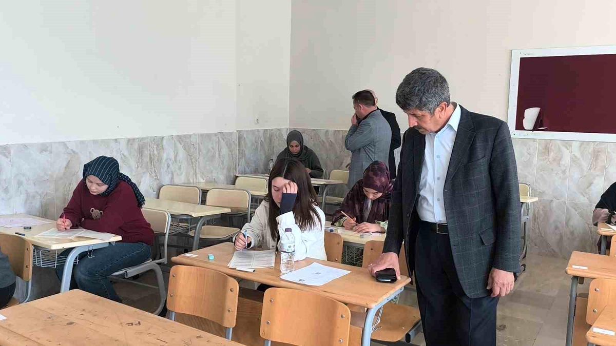 Mersin'de gençler umre ödüllü bilgi yarışmasında buluştu